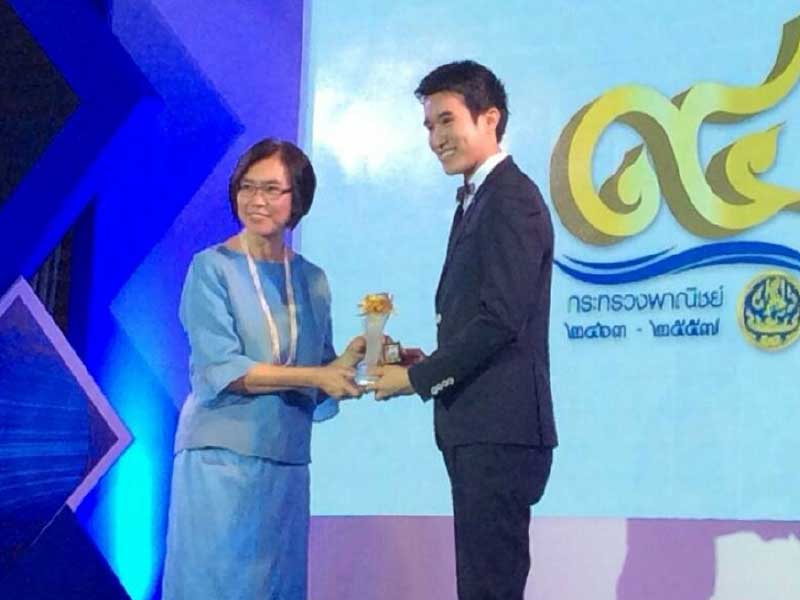 ไอเรียลพลัสเข้ารับ รางวัลเพชรพาณิชย์